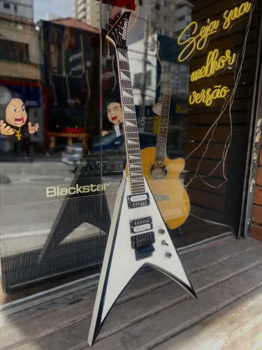 Guitarra Jackson JS32 King V white Black Bevels