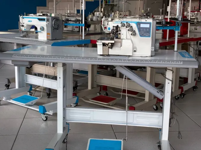 Máquina de costura industrial overlock Jack