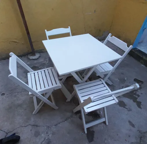 Conjunto de mesa com 4 cadeiras