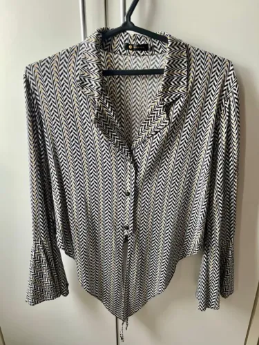 blusa de botões com estampa geométrica e amarração na frente maria filó