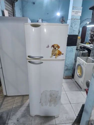 Geladeira Electrolux df37110 volts