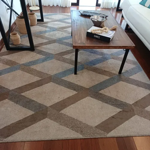 Vendo tapete moderno, pouco uso,ótima qualidade. Marca São Carlos usado em salas .3/2m