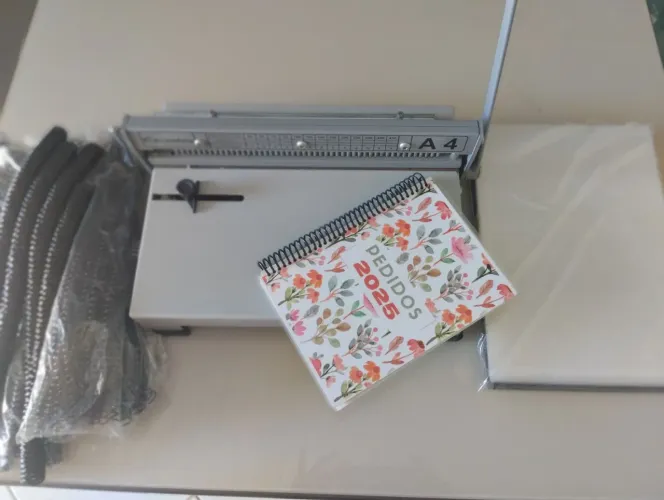 Encadernadora A4 + capas e espirais 