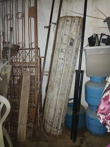 Porta de enrolar completa, só falta uma pintura