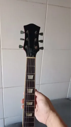 Vendo uma guitarra