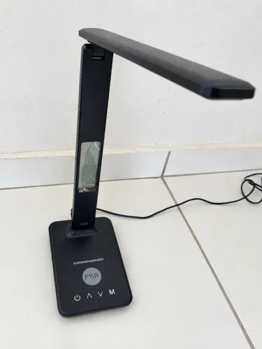 Luminária LED PKR touch com relógio e carregamento sem fio