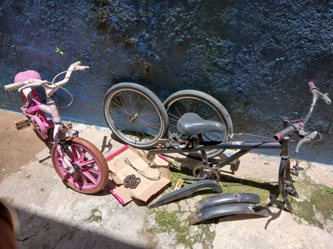 Lote bicicleta caloi barbie aro 16 e uma preta aro 20