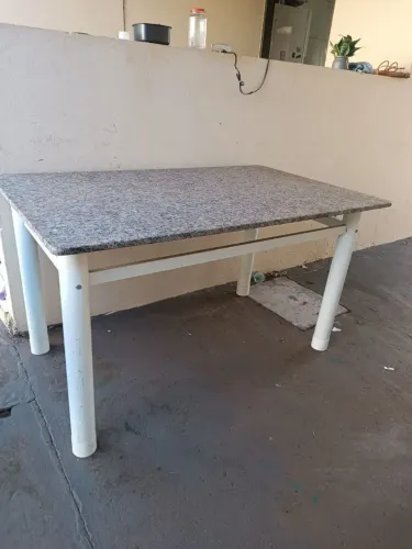 Vende mesa sem as cadeiras