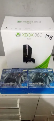 Vendo a vista no pix, Xbox 360 slim usado seminovo, com 675 jogos e 2 controles sem fio