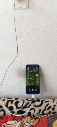 Celular usado pegando tudo. 