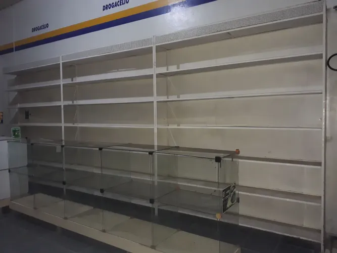 Prateleiras de ferro e balcão de vidro blindex- VENDO/ TROCO
