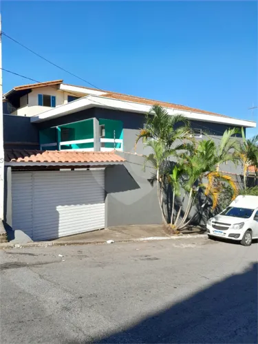 Sobrado com excelente localização com 297m , com área gourmet, com duas entradas de garage
