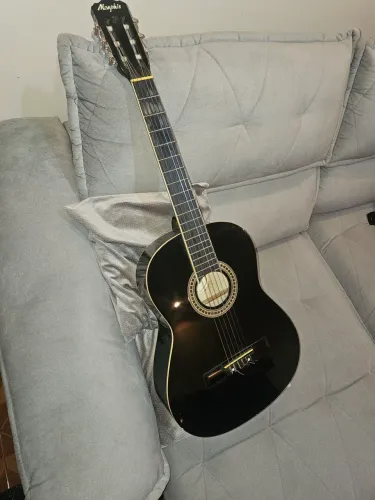 Violao acústico.