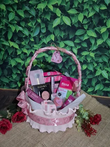 Cesta com produtos de maquiagem Eudora e Boticário, para presentear no dia dos namorados 