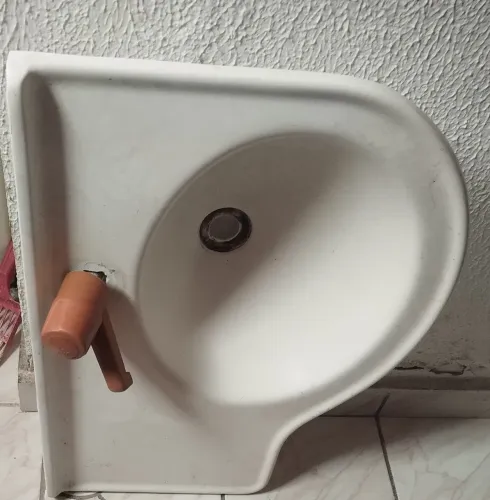 Vendo pia com cuba de Banheiro pouco usado semi novo