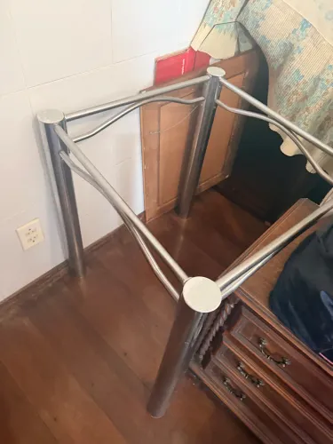 Mesa quadrada pernas de metal tampo de vidro 