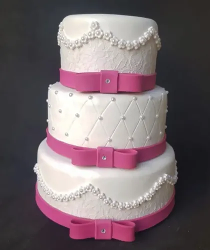 Bolo Branco com Rosa R$ 100,00