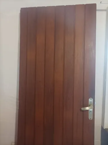 Linda porta externa de madeira de lei maciça, angelim pedra.