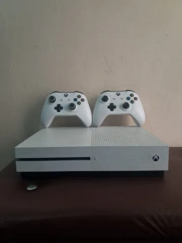 Xbox one s com dois controles (não aceito ofertas)