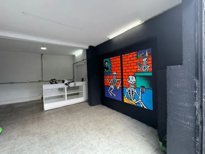 Salão na General Carneiro com mezanino e estacionamento