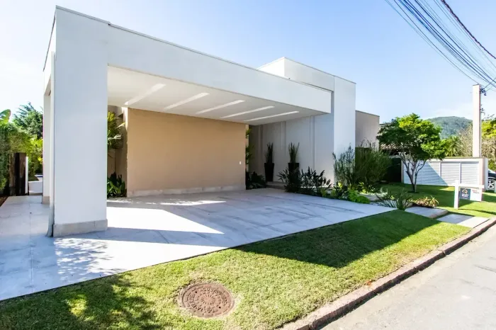 Casa térrea à venda e locação no Condomínio Costa Verde Tabatinga em Caraguatatuba - SP