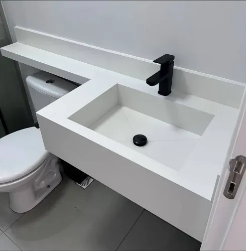Pia com extensão sobre o vaso