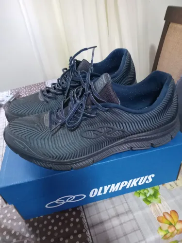 Vendo um par de tênis Olympikus original número 45 46 usado poucas vezes por 150,00 reais 