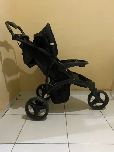 Carinho de bebê com bebê conforto