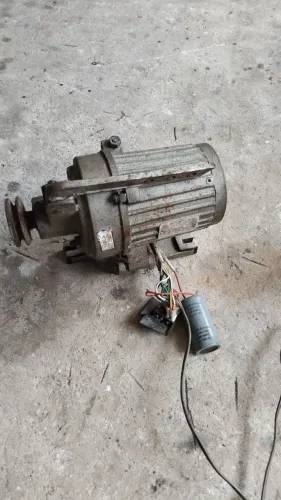 Vendo motor de maquina de costura, funcionando. 