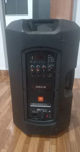 Caixa ativa JBL. Max 12