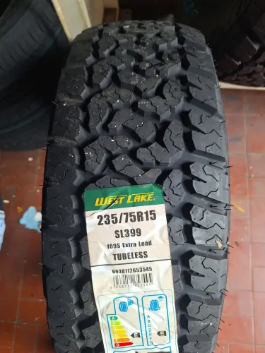 Pneu 235 75 15 A/T letras brancas