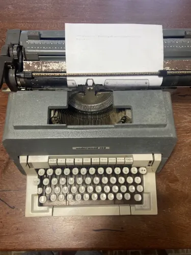 Máquina de escrever antiga 