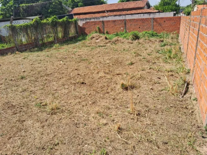 Terreno para Venda em Monsenhor Gil, Centro
