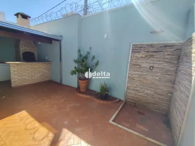Casa em condomínio com 3 quartos sendo 1 suíte disponível para locação no bairro Granada e