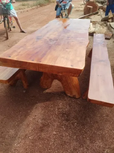 Mesa de madeira rústica com bancos