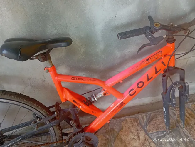 Quadro Colli GPS aro 26 laranja néon possui suspensão dupla.