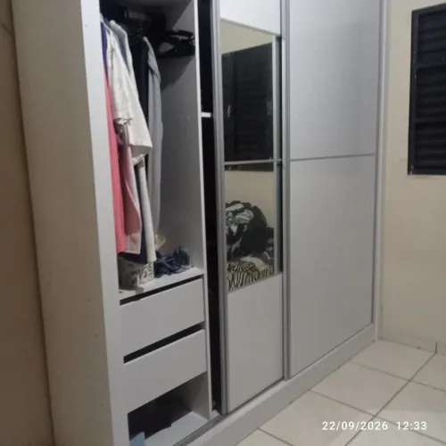 Guarda roupas com espelho