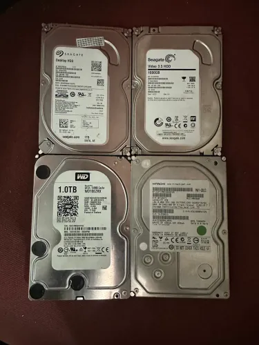 Lote  com 3 HDs de  1Tb. e  1 HD de 3Tb