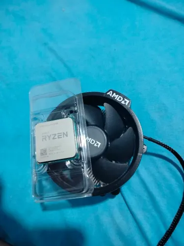 Ryzen 5 5500 com cooler.