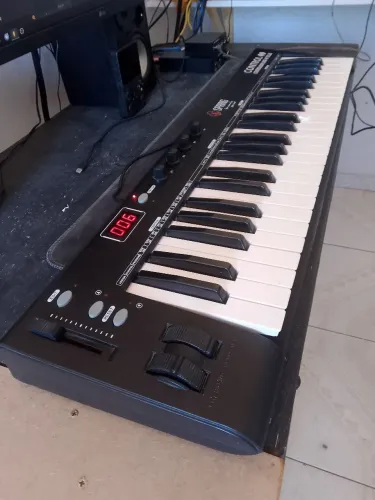 Teclado MIDI Spring 49 Teclas Semi-Novo