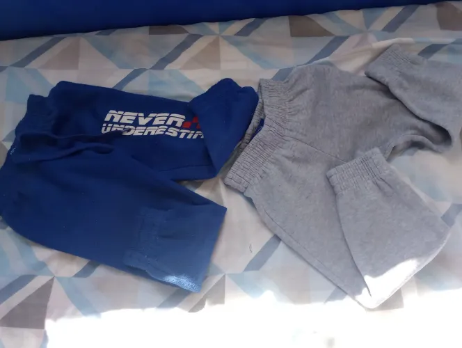 Calça moletom Tam 2 serve a criança até 3ano as conservada as duas por 25,00