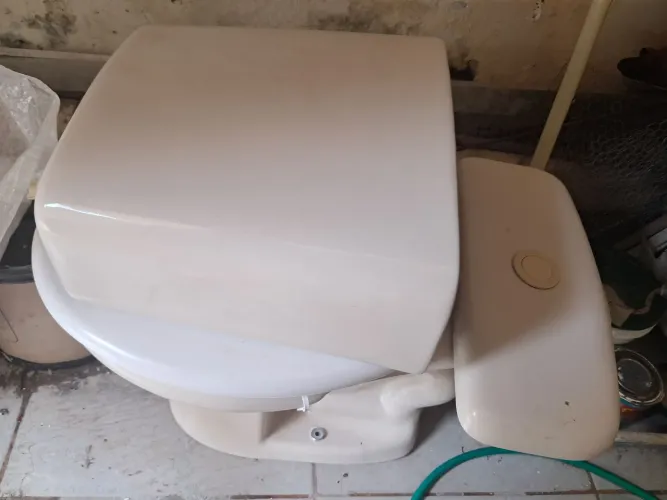 Vendo vaso sanitário semi novo intacto
