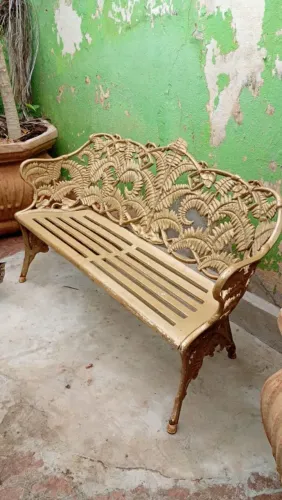 Conjunto Samambaia de bancos e mesa lateral