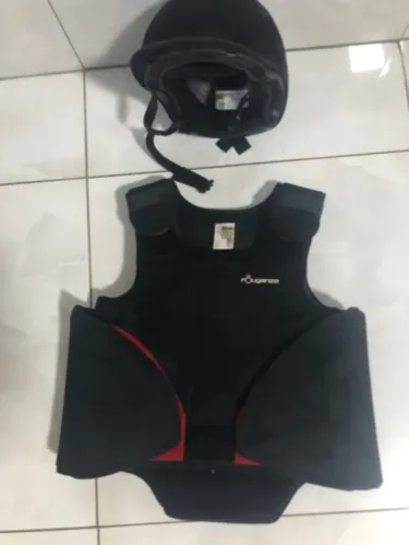 Colete e Capacete de hipismo 
