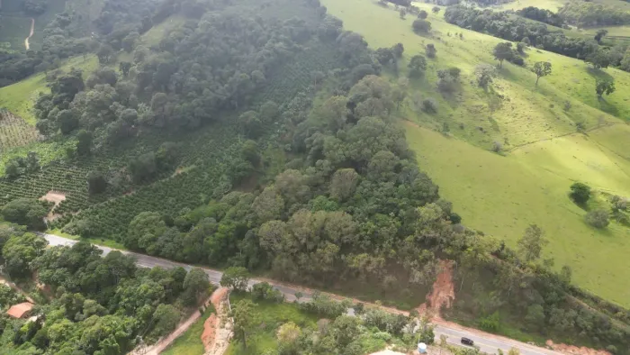 Terreno com área verde com duas chegadas de acesso
