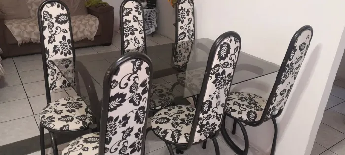 Mesa de ferro tampo de vidro.