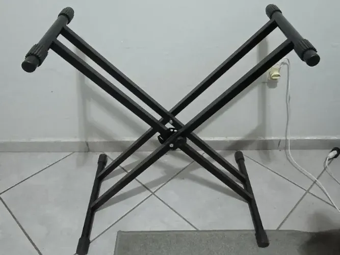 Suporte para teclado, marca SATY, com barramento duplo e trava em metal dobrável.