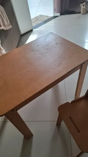 Vende-se mesa e cadeira infantil