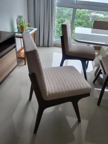 04 Cadeiras jantar madeira e estofado - muito confortável! Design lindo