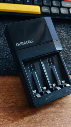 Carregador Rápido de Pilhas Duracell CEF14BR4 para AA e AAA (2 Unidades)
